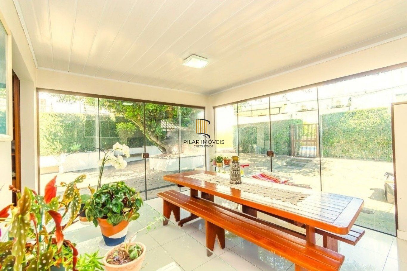 Casa com 4 dormitórios, 1 suíte, 4 vagas, piscina no bairro Três Figueiras.