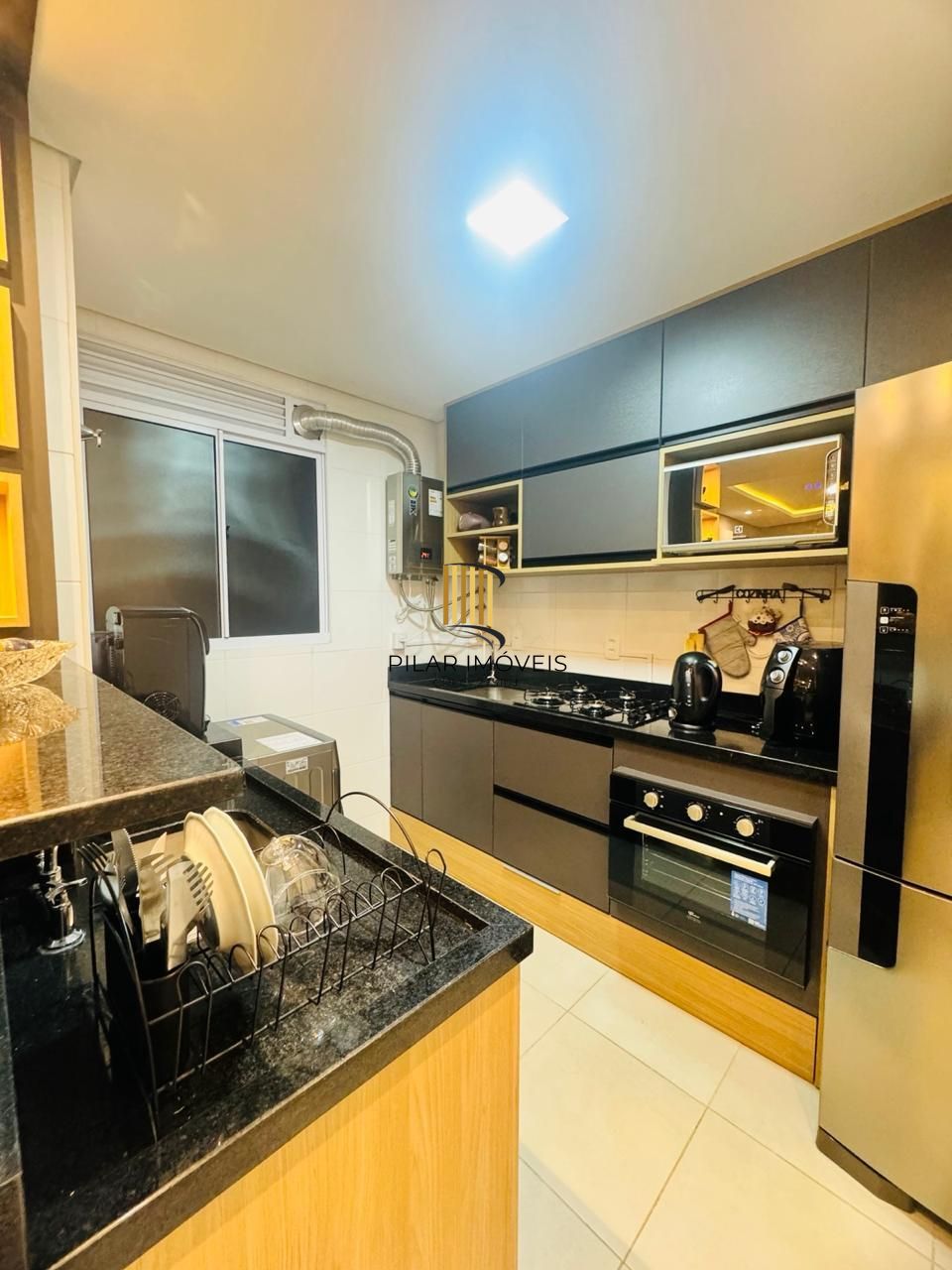 Apartamento de 2 dormitórios com 1 vaga no Bairro Morro Santana.