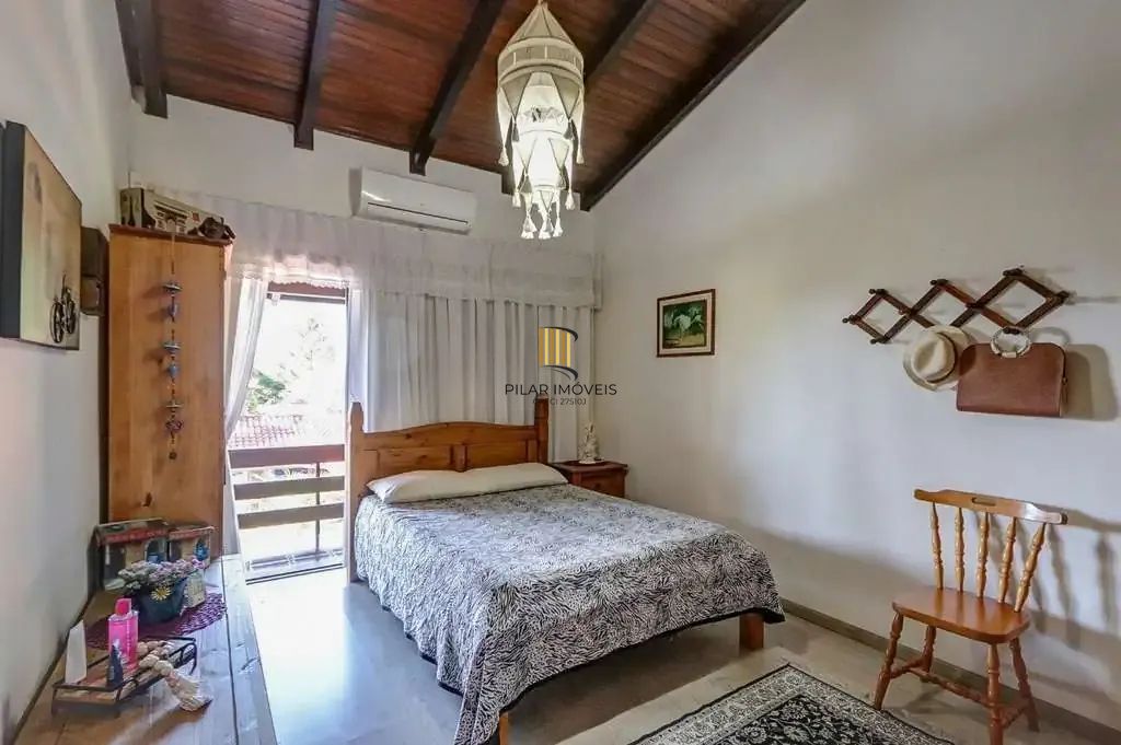 Casa em condominio, 3 quartos, 3 suítes 2 vagas e piscina na Cavalhada.