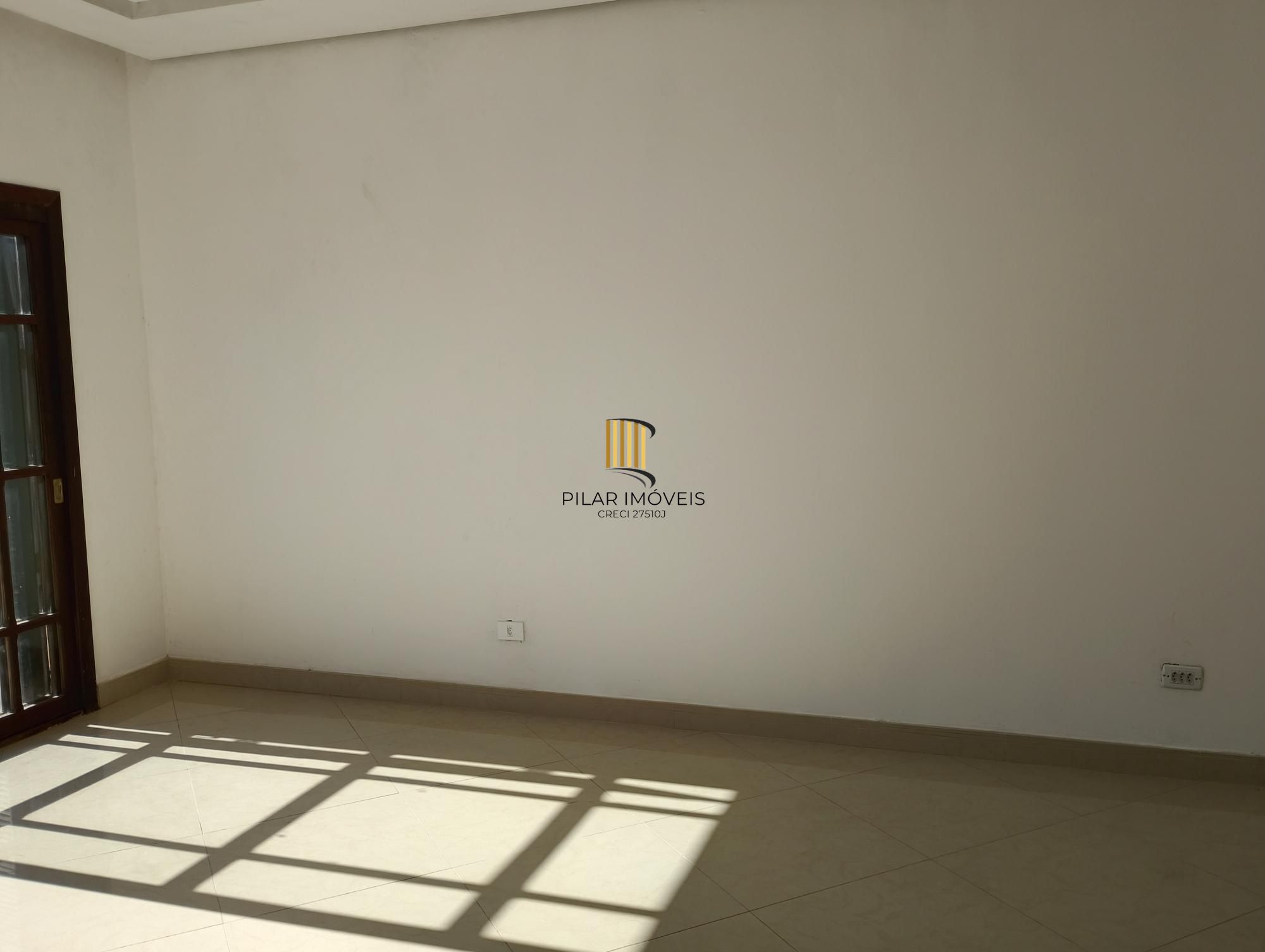 Casa com 3 quartos, 4 vagas de garagem e com pátio no bairro Parque Santa Fé