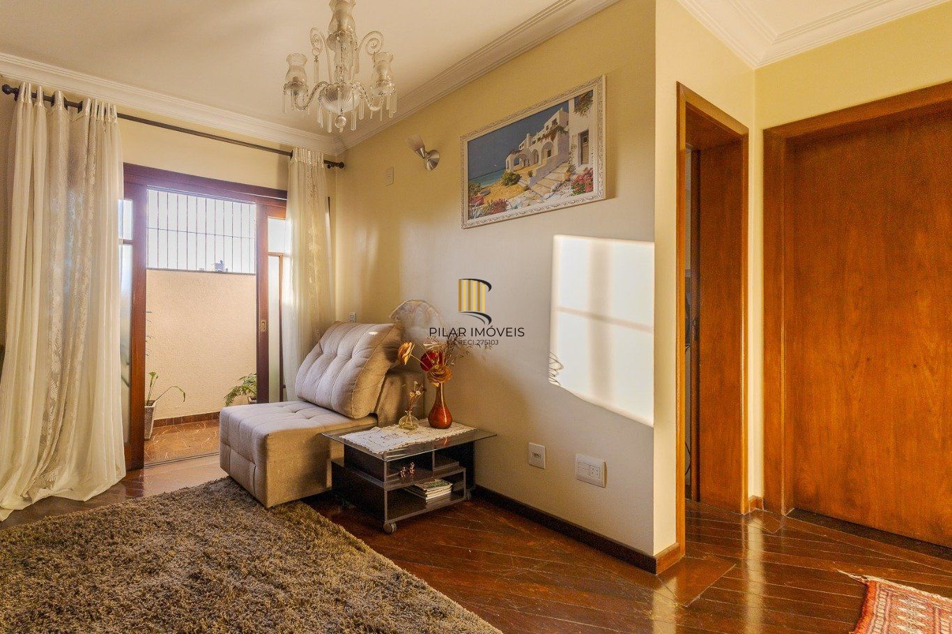 Casa de 297m² no centro de canoas, com 3 quartos, 1 suíte e 3 vagas de garagem.