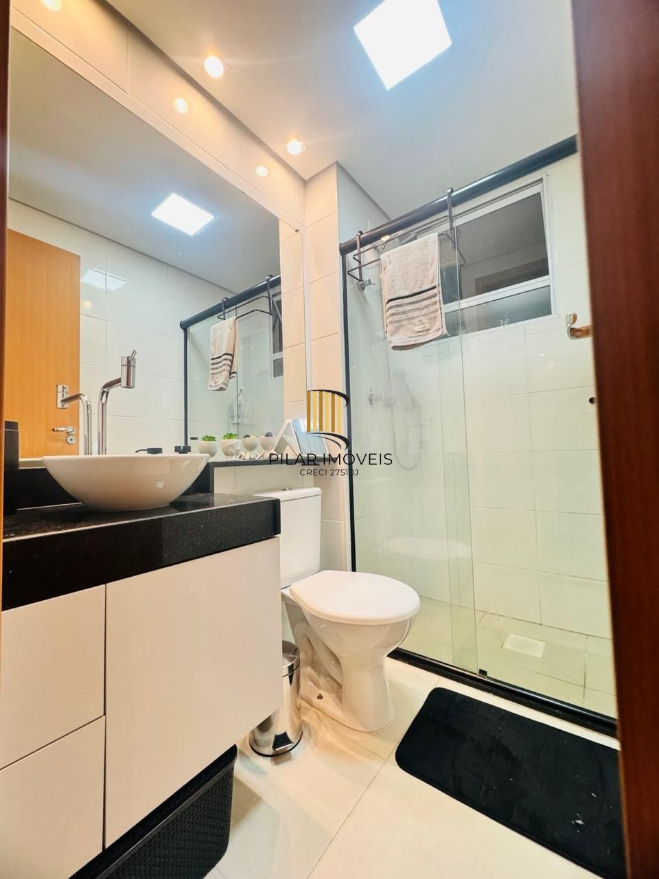 Apartamento de 2 dormitórios com 1 vaga no Bairro Morro Santana.