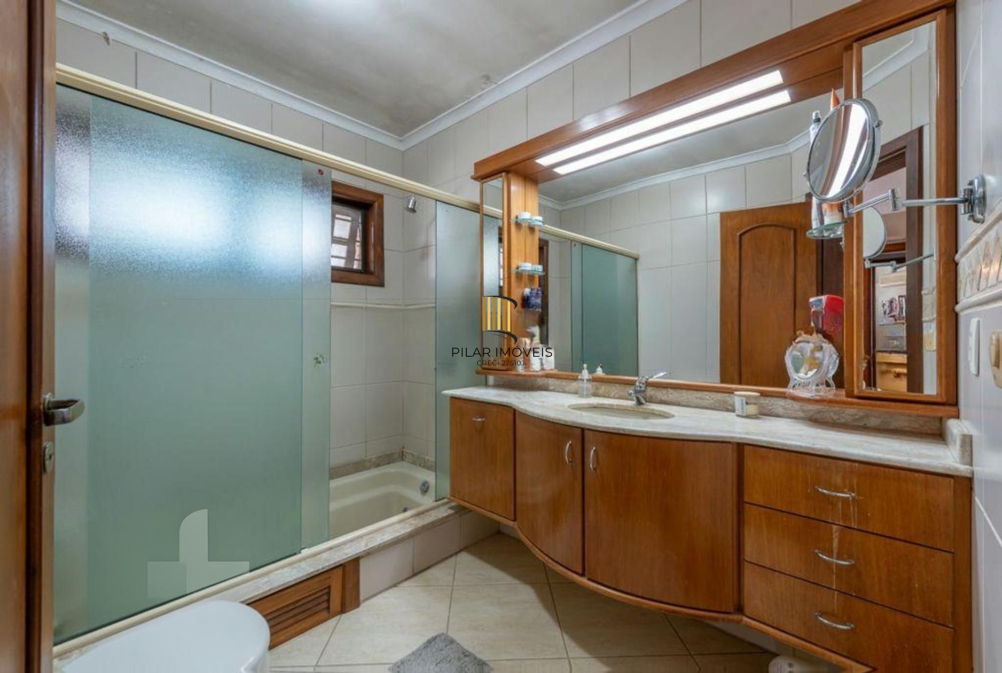 Casa com 5 dormitórios, 2 suítes, 2 vagas,360m² à venda no Jardim Itu Sabará.