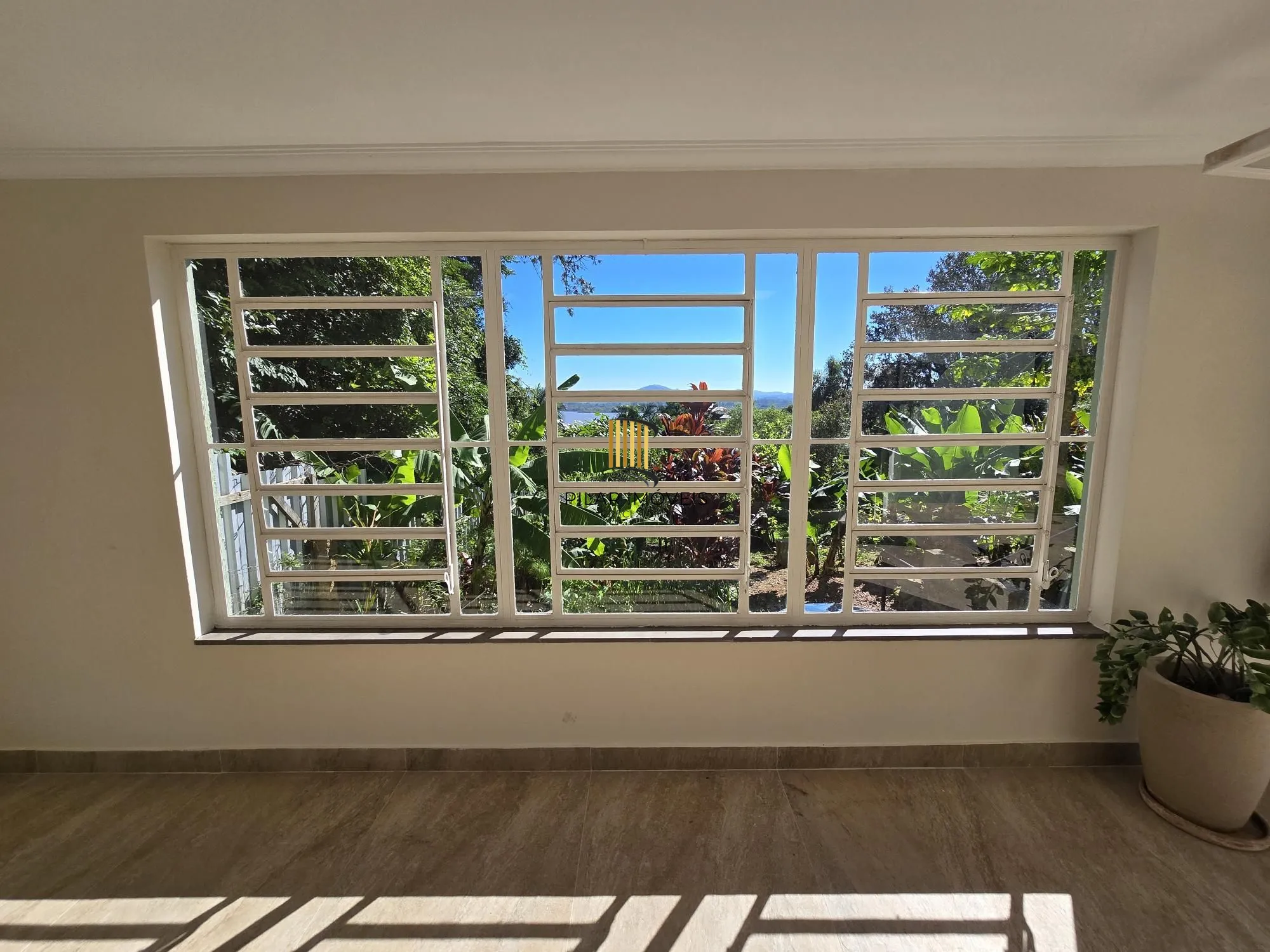 Casa 3 dormitórios, 1 suíte, 4 vagas 210 m² privativos no Belém Novo.