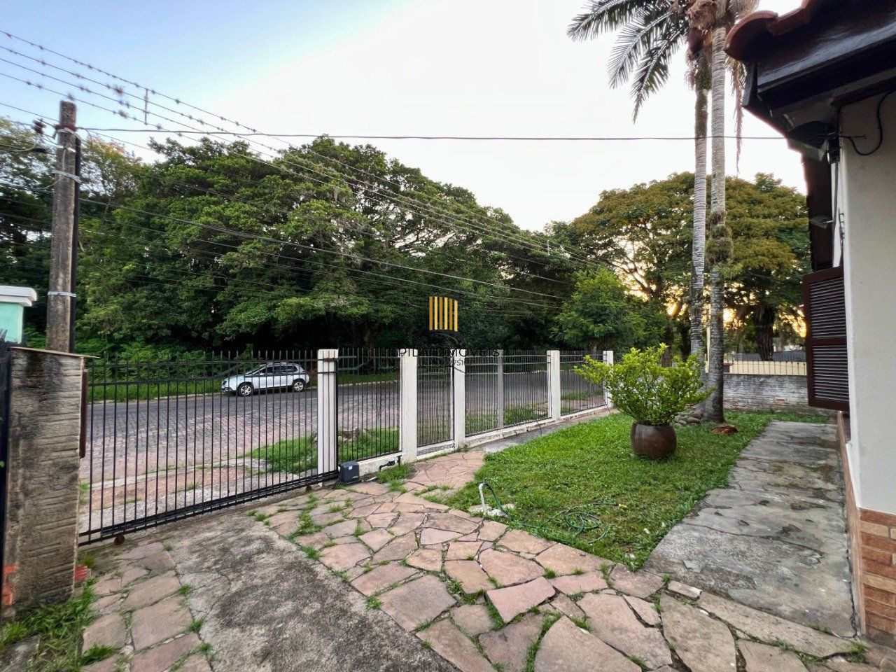 Casa de 3 dormitórios e 2 vagas de garagem em Canoas.