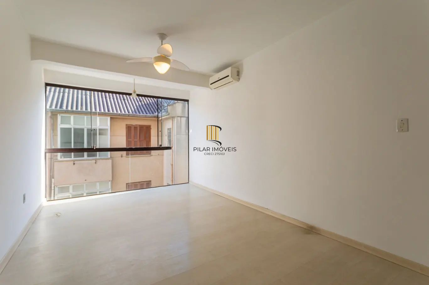 Apartamento com 3 dormitórios e 1 vaga de garagem no bairro Azenha.