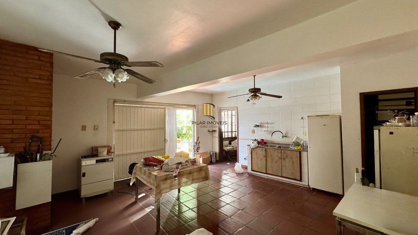 Casa com 350m², 4 quartos, 2 Suítes à venda em Azenha, Porto Alegre.