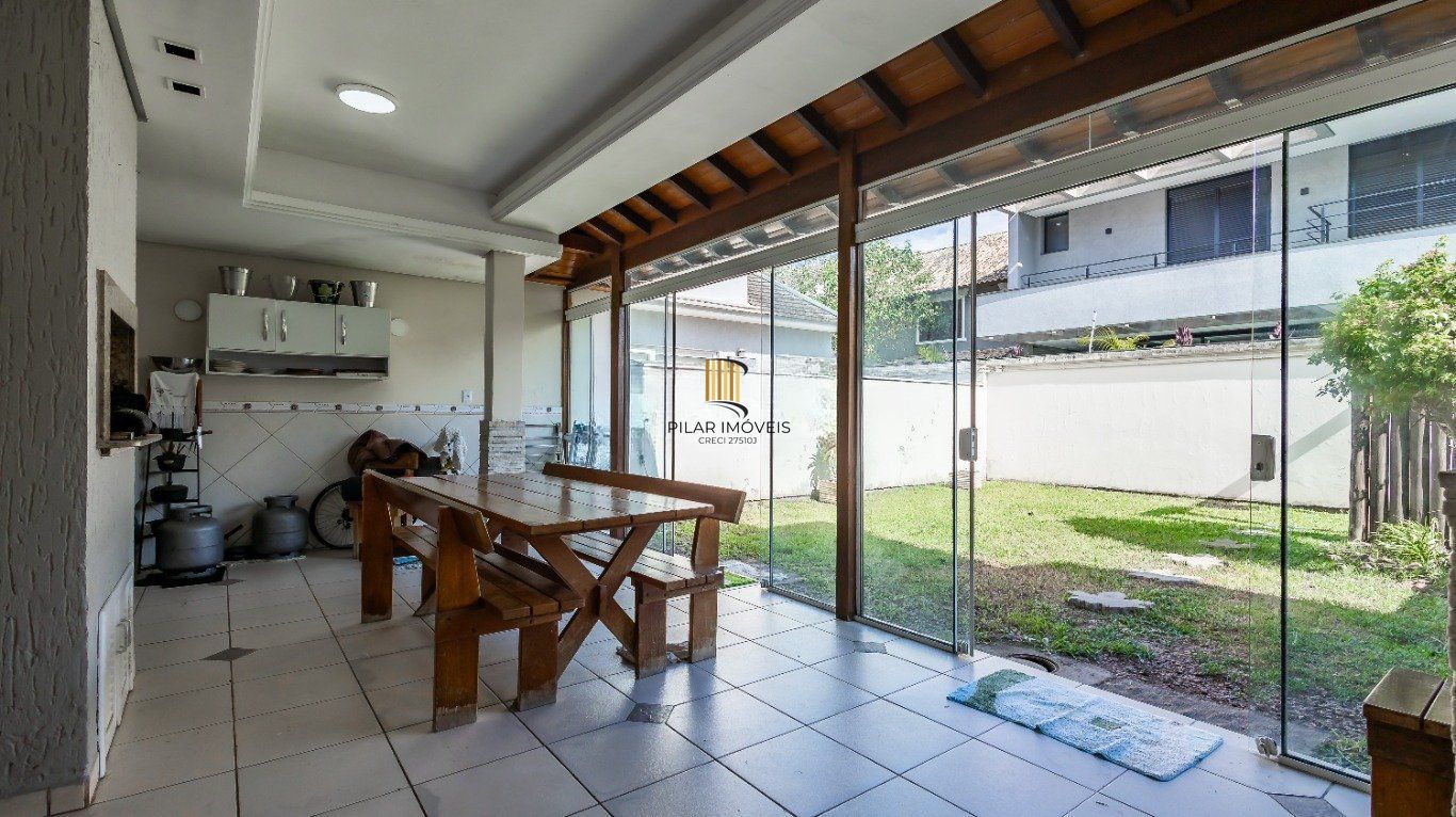 Casa em Condomínio com 4 quartos, 1 suíte e 300m² à venda em Ecoville.