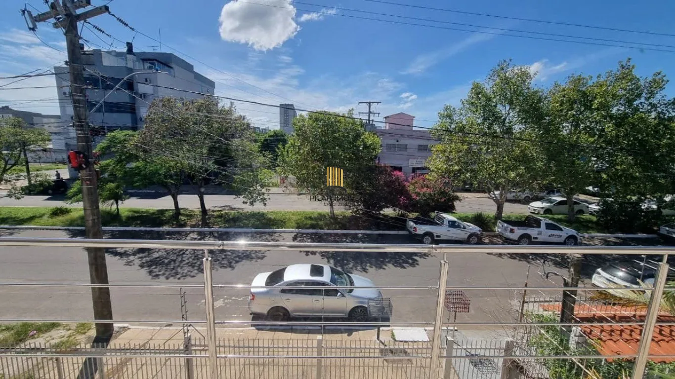 Casa de 2 dormitórios e 6 vagas de garagem em Canoas.