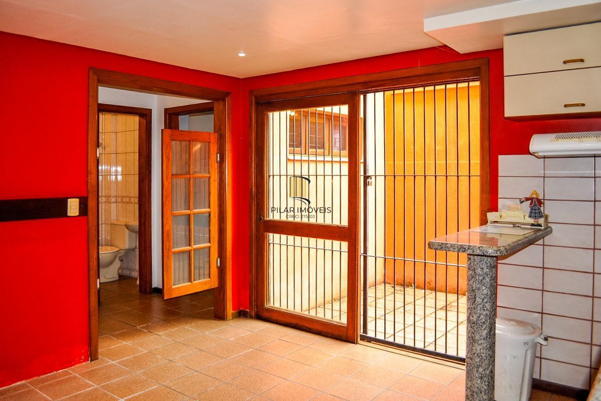 Ótima Casa condomínio pronta para morar, semi mobiliada, Bairro Menino Deus