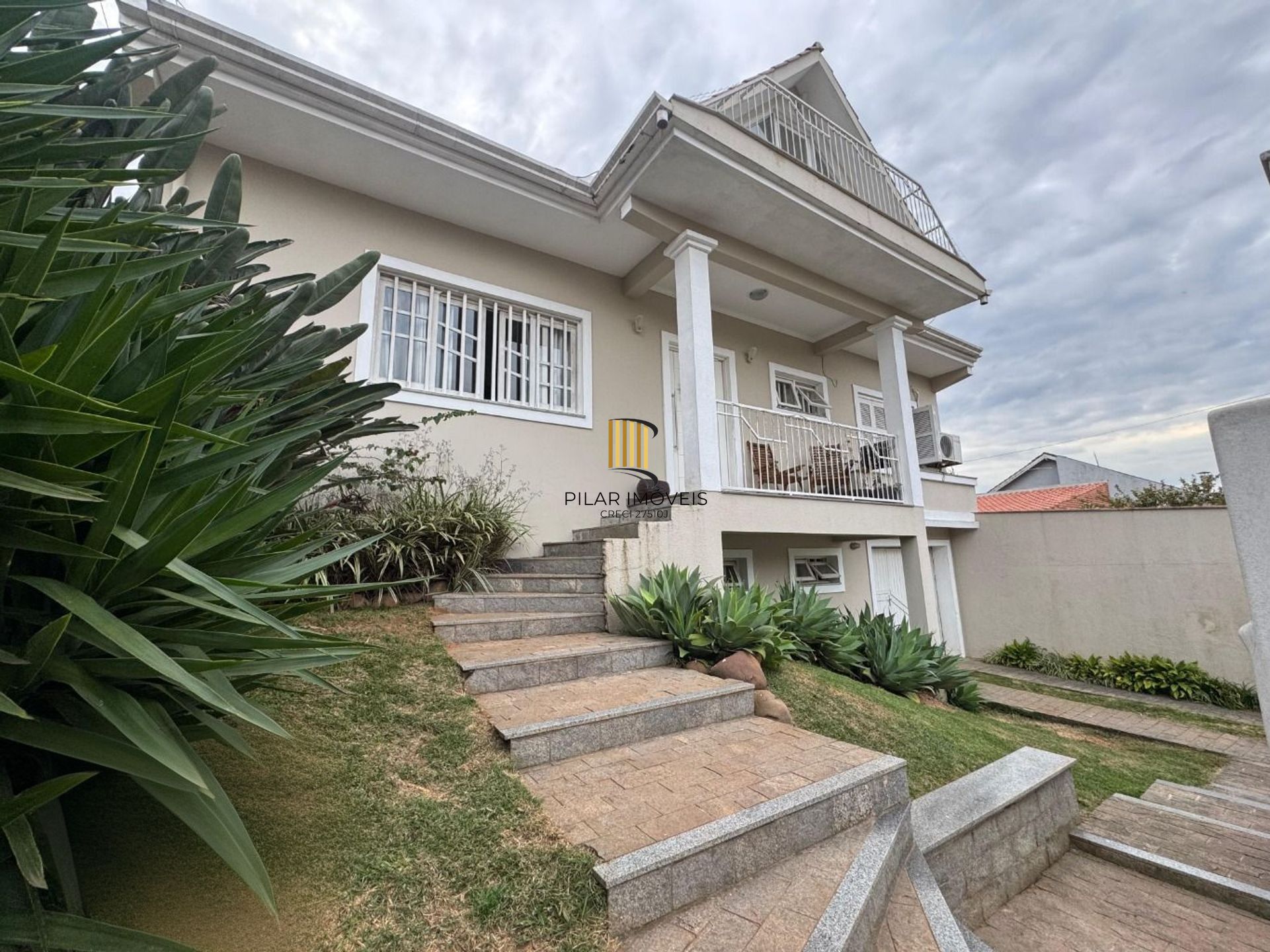 Casa de 2 pisos, 3 dormitórios e 2 vagas de garagem coberta em Canoas.