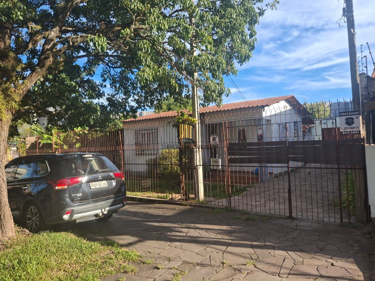 Casa 2 dormitórios com pátio e 3 vagas no Camaquã