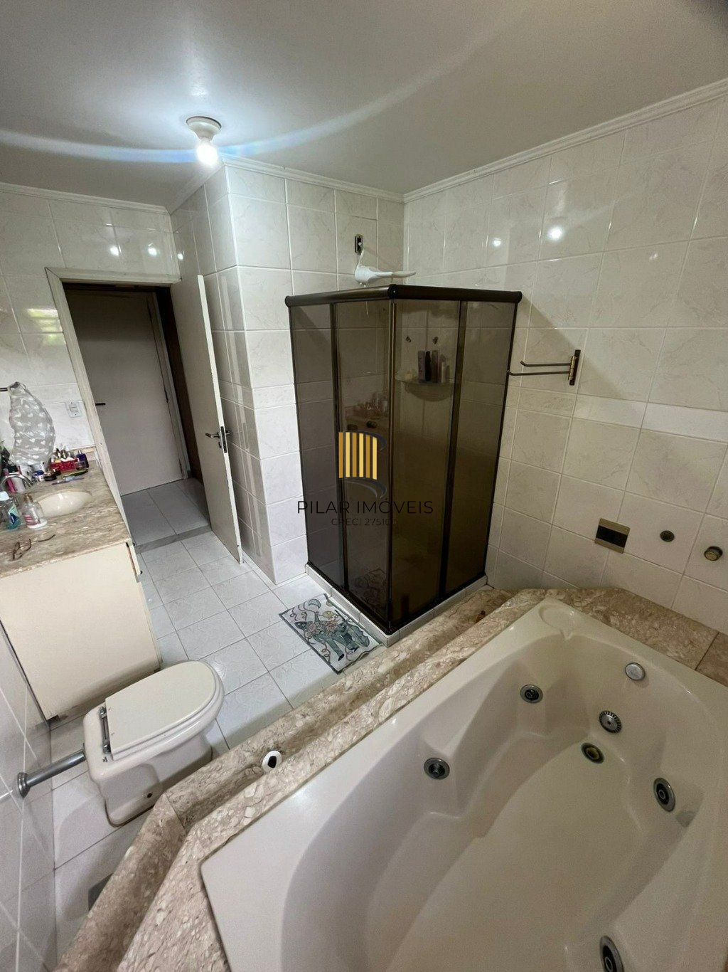 Casa de 3 dormitórios e 4 vagas de garagem em Cachoeirinha.