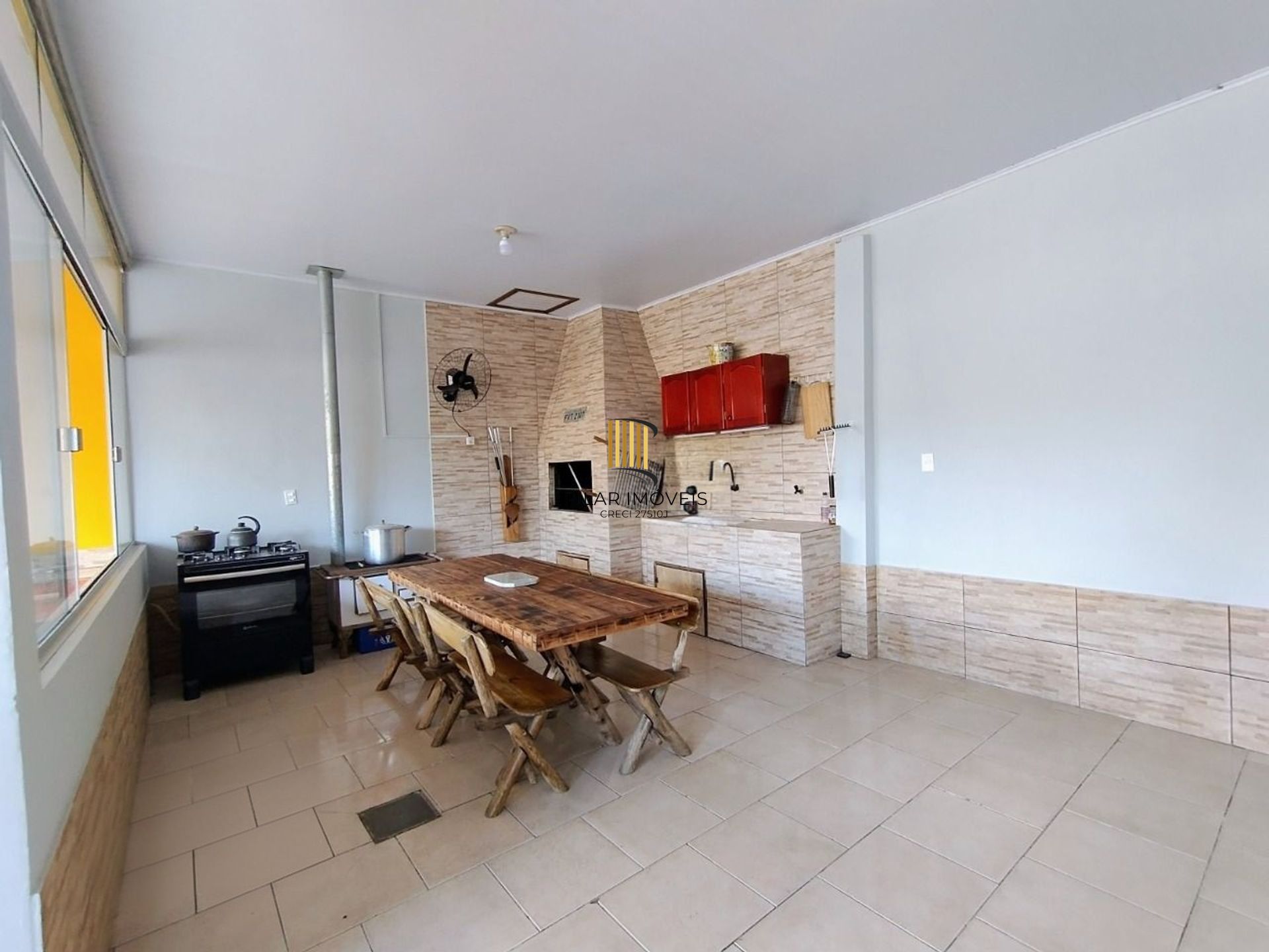 Casa de 4 dormitórios e 4 vagas de garagem em Canoas.