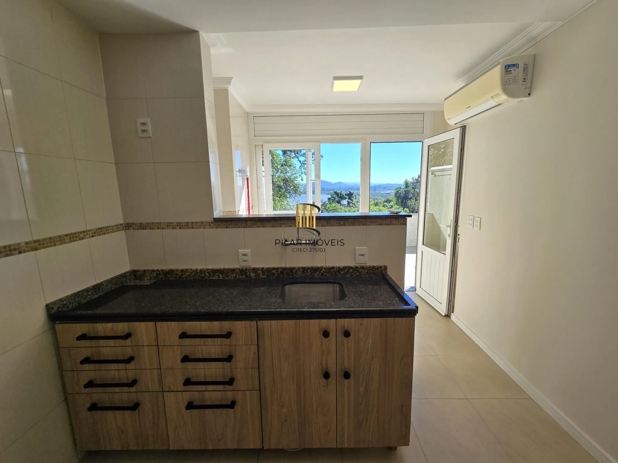 Casa 3 dormitórios, 1 suíte, 4 vagas 210 m² privativos no Belém Novo.