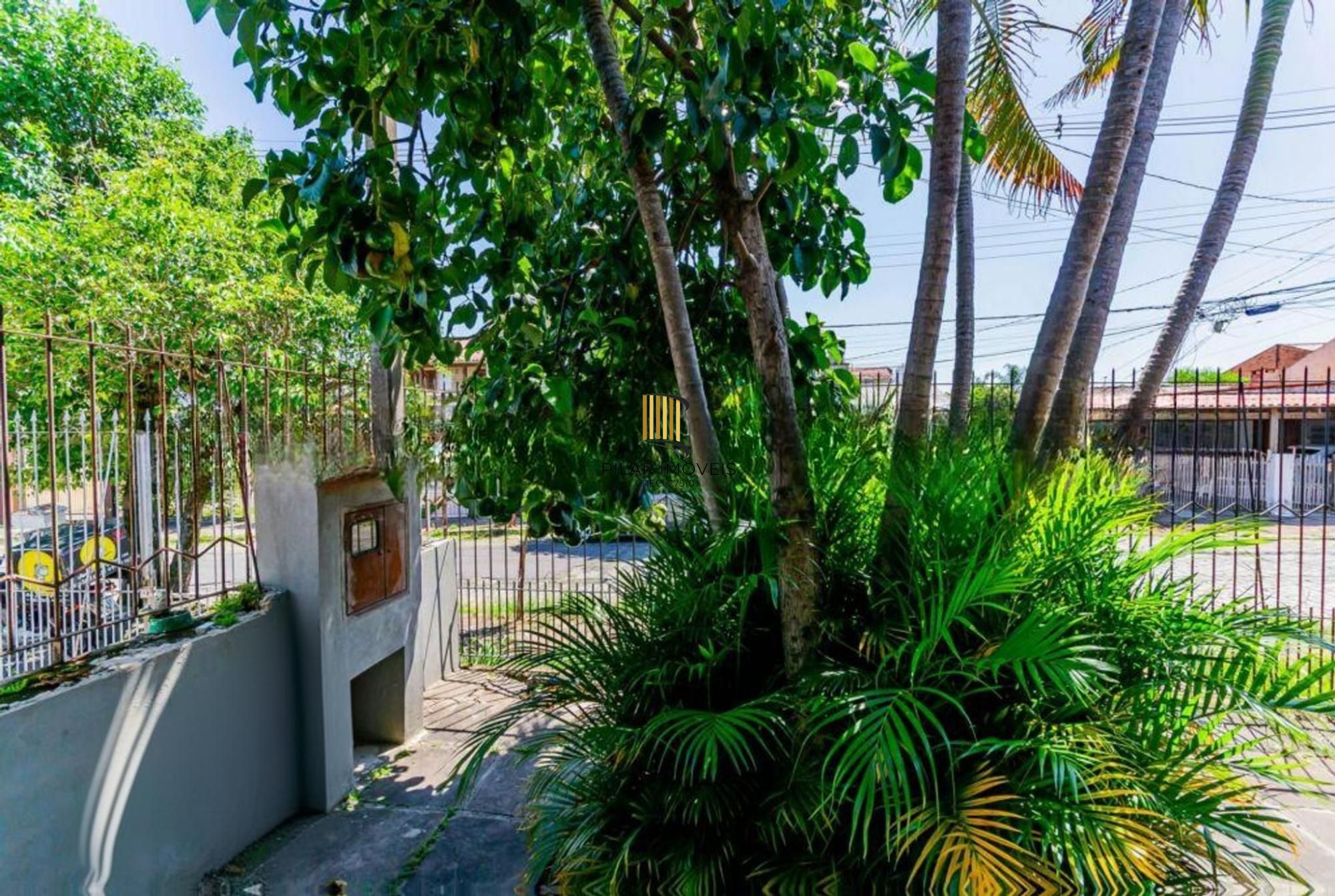 Casa com 3 dormitórios, 4 vagas e amplo pátio no Bairro Sarandí