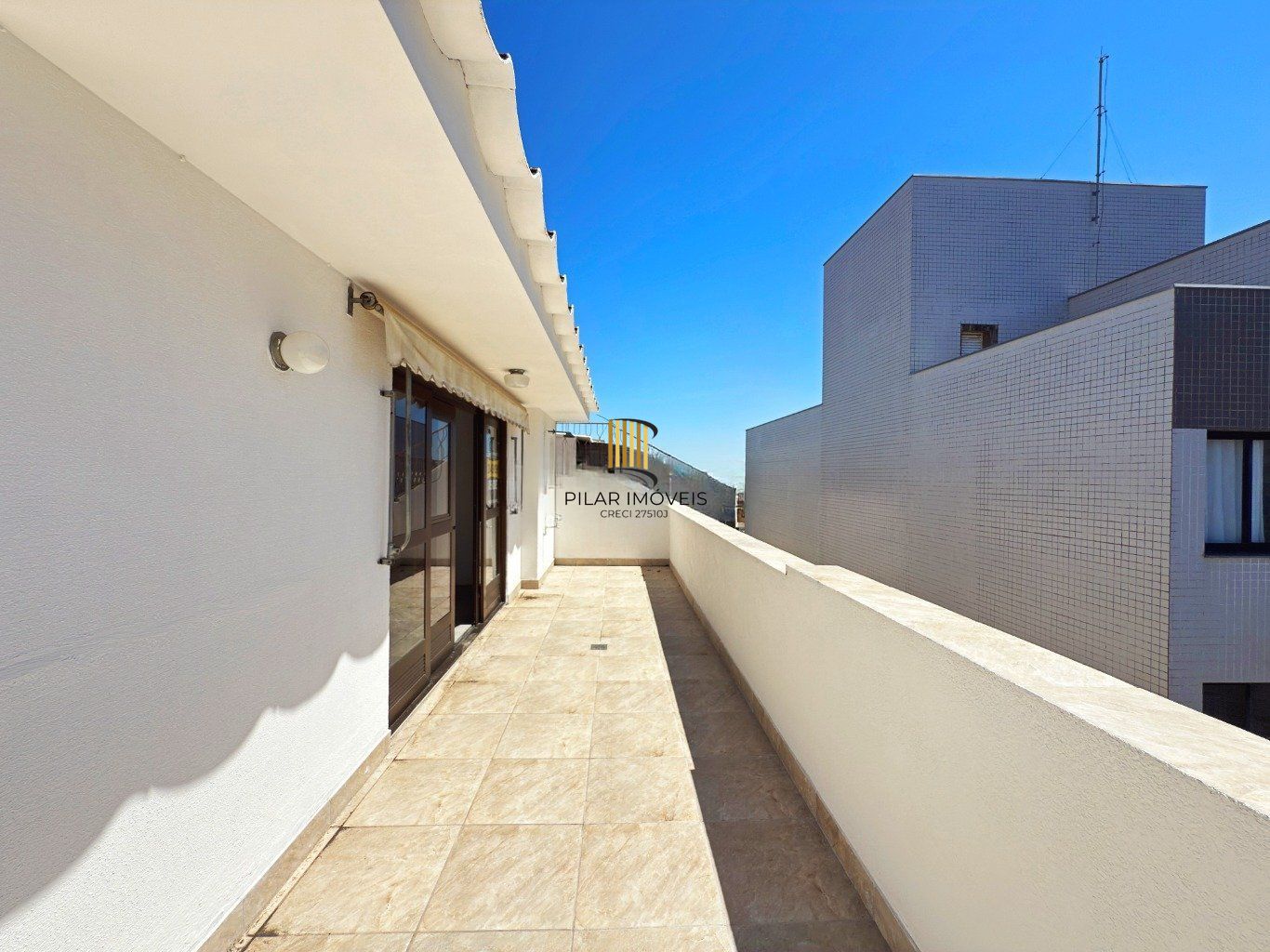 Cobertura com 2 quartos, vaga, elevador e churrasqueira  no bairro Cristal.