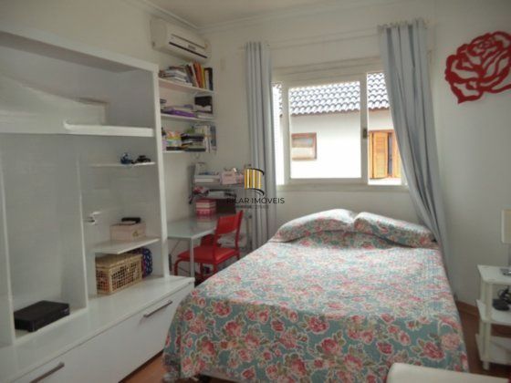 Casa com 4 dormitórios, 1 suíte, 260 m² privativos, 3 vagas no Ecoville.