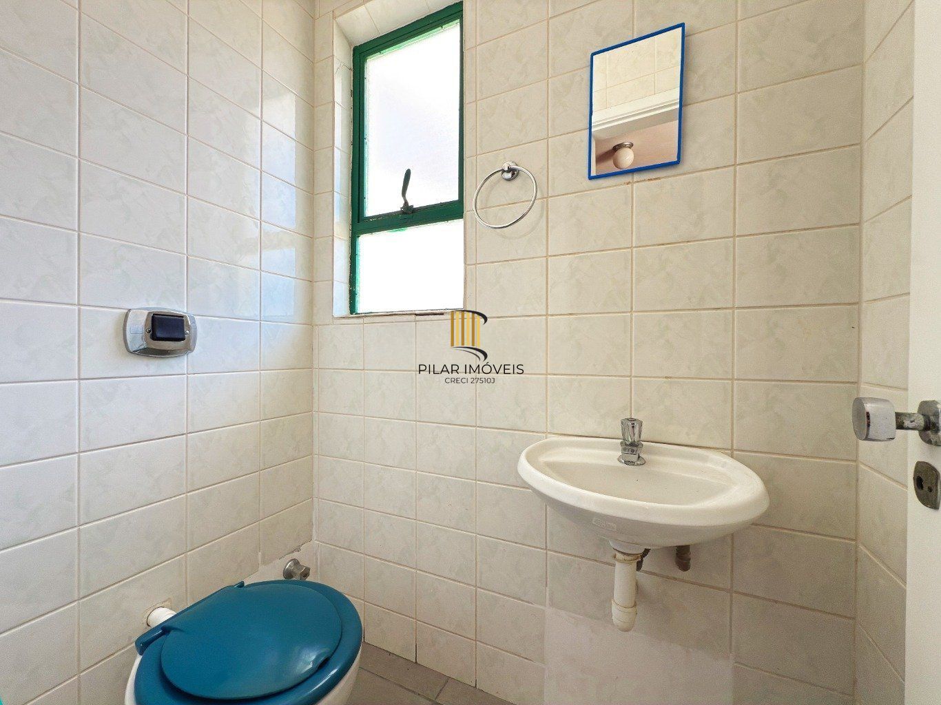 Cobertura com 2 quartos, vaga, elevador e churrasqueira  no bairro Cristal.