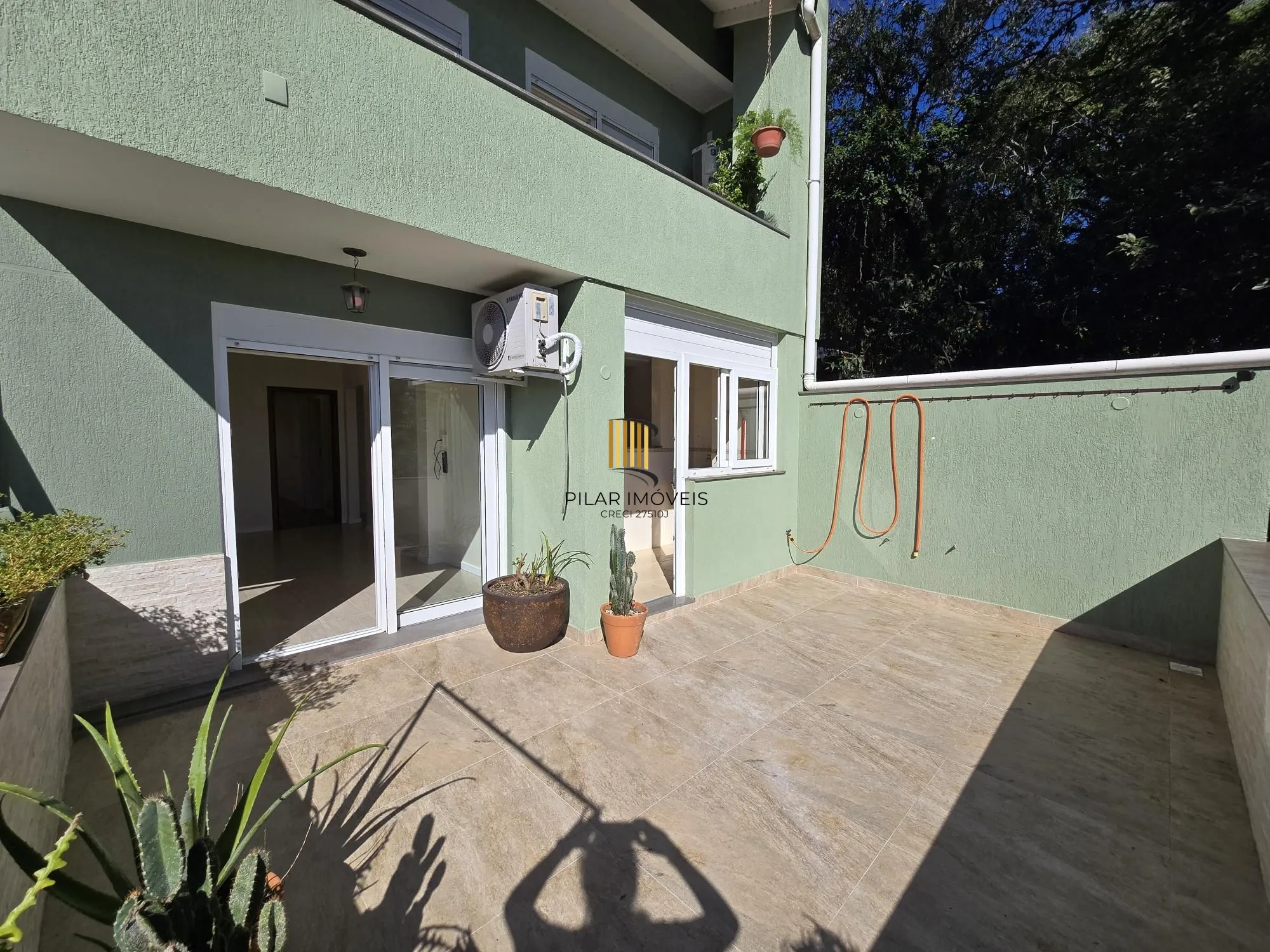 Casa 3 dormitórios, 1 suíte, 4 vagas 210 m² privativos no Belém Novo.