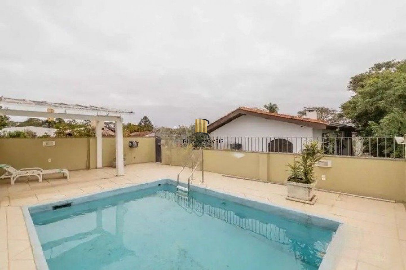Casa de 3 quartos, piscina, churrasqueira, 7 vagas no bairro Tristeza