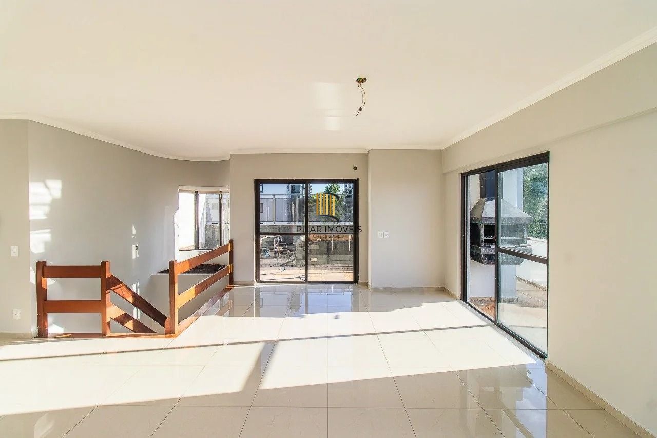 Cobertura de 3 quartos com piscina e 2 vagas no Bairro Mont Serrat.