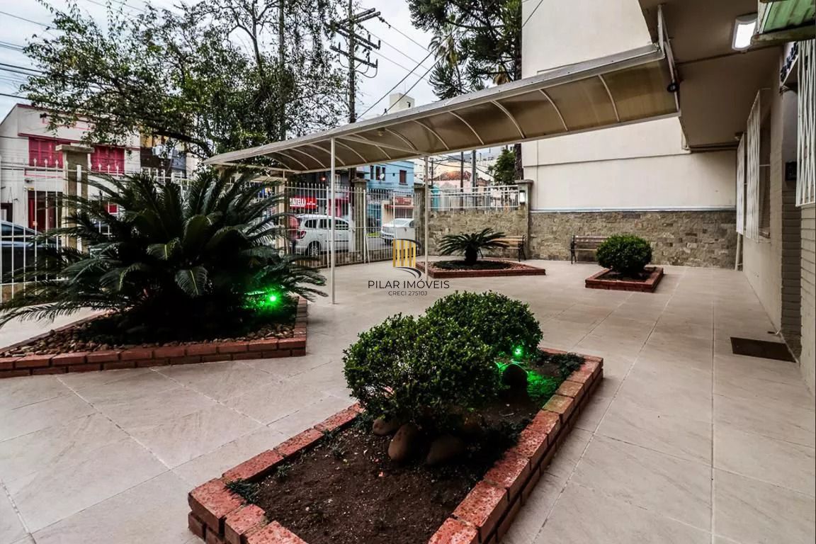 Apartamento com 2 quartos, portaria 24 horas no bairro Menino Deus.