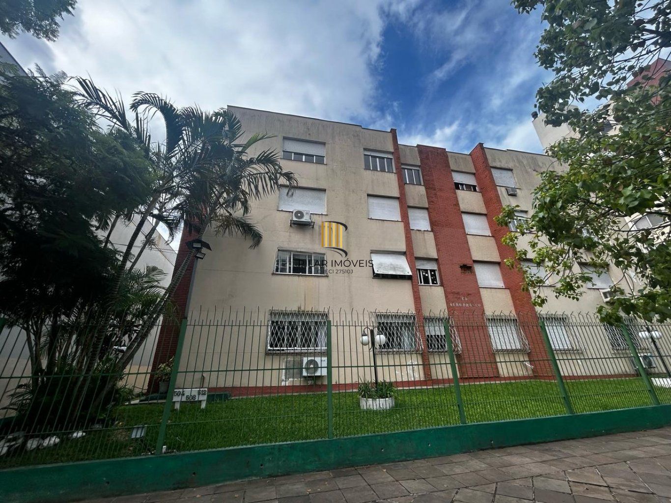 Apartamento à venda terreo com pátio  2 dormitórios no bairro Menino Deus