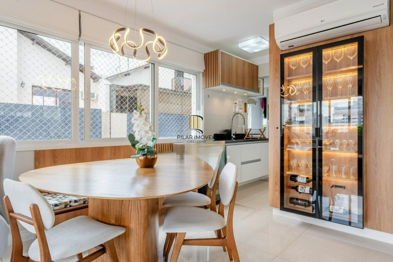 Apartamento com 3 quartos e 4 vagas no Menino Deus, Porto Alegre.