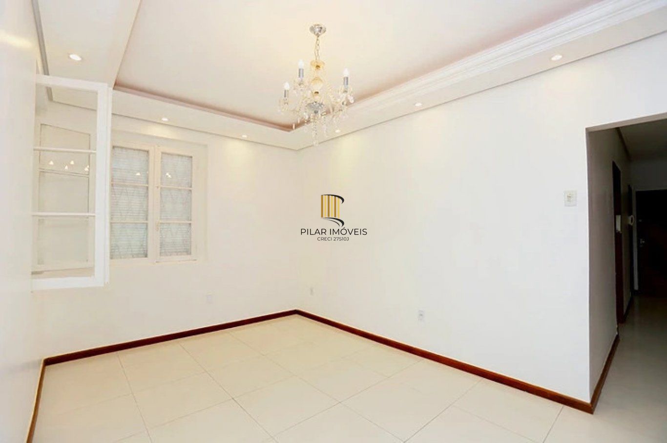 Casa com pátio, piscina e churrasqueira, no Bairro Nonoai