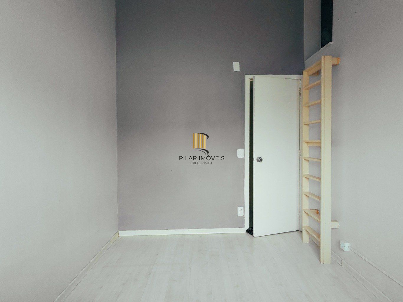 Casa em condomínio com 2 dormitórios e 2 garagem em Branco em Canoas.