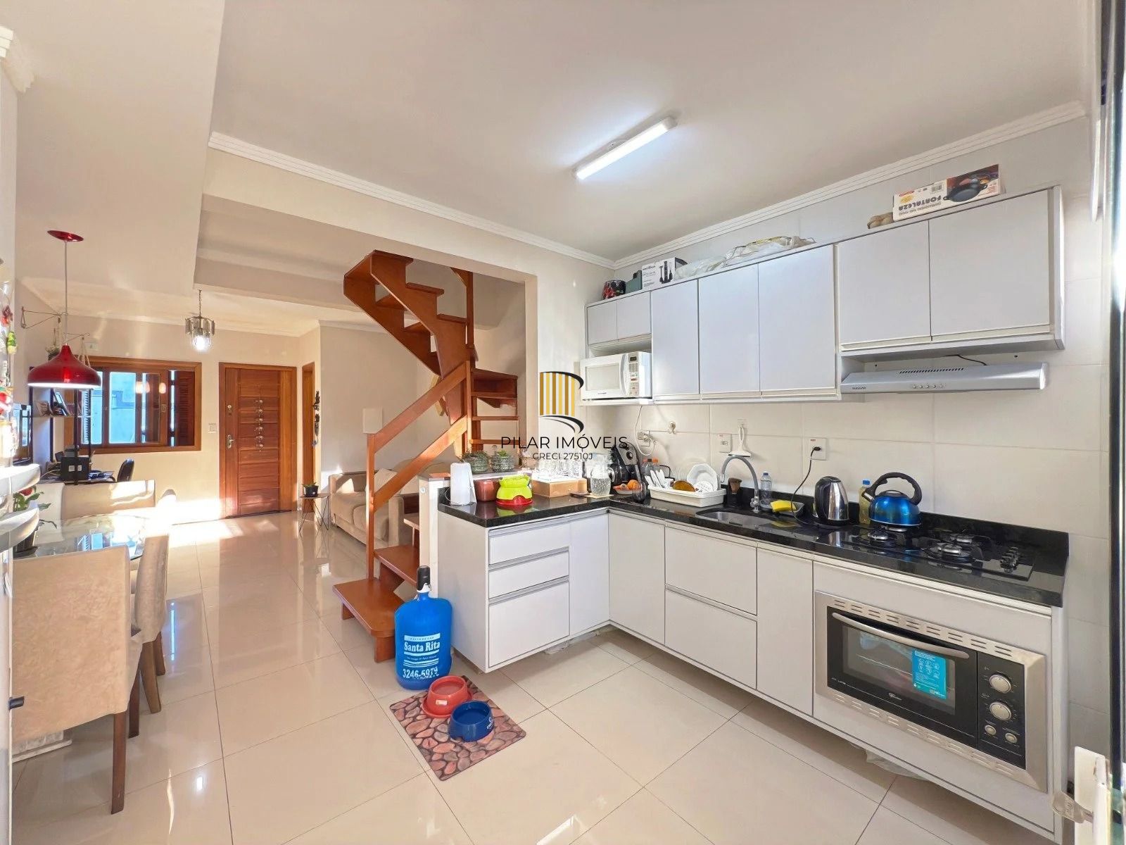 Casa com 2 quartos, 3 banheiros, pátio e churrasqueira no bairro Serraria