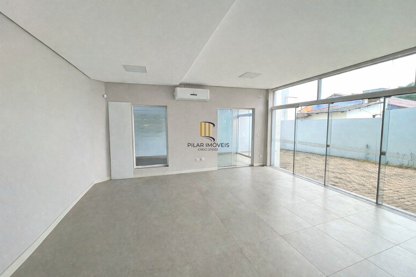 Casa  de 4 Dormitórios e 3 vagas de garagem em Canoas.