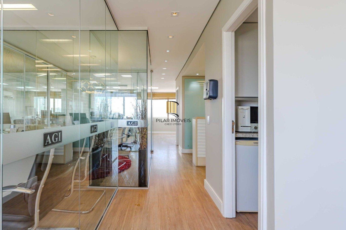 Sala comercial, 2 vagas, elevador e restaurante no bairro Praia de Belas