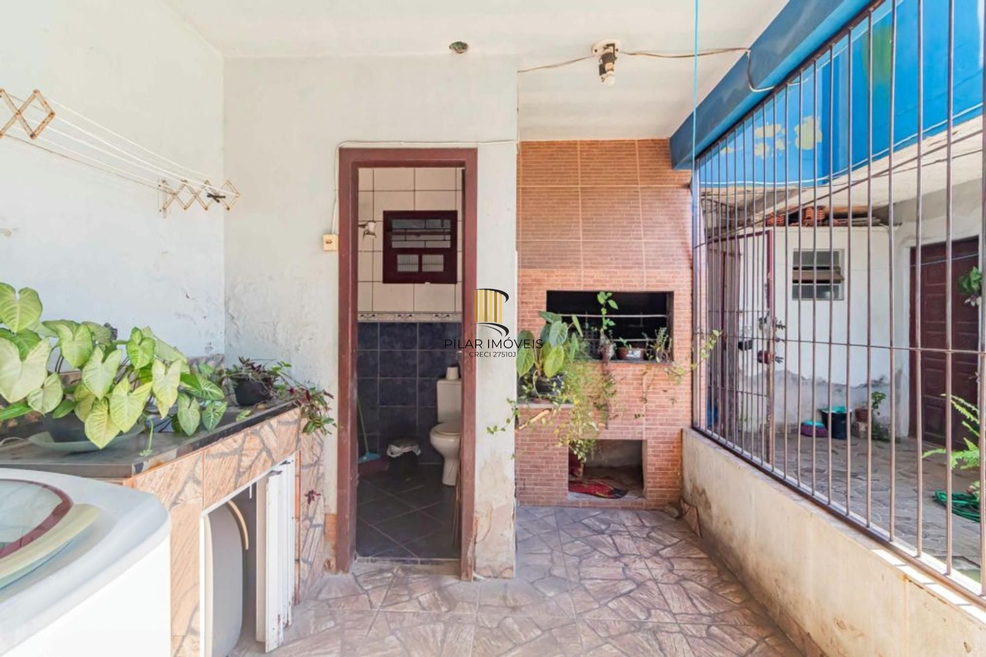 Casa com 4 quartos, 1 suíte , vaga de garagem e churrasqueira à venda em Sarandi.