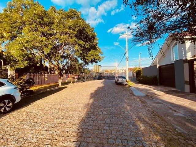 Casa de 3 dormitórios, elevador e 3 vagas de garagem em Canoas.