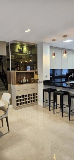 Casa em Condomínio com 3 quartos, 3 suítes, 2 vagas e 195m² no Jardim Carvalho.