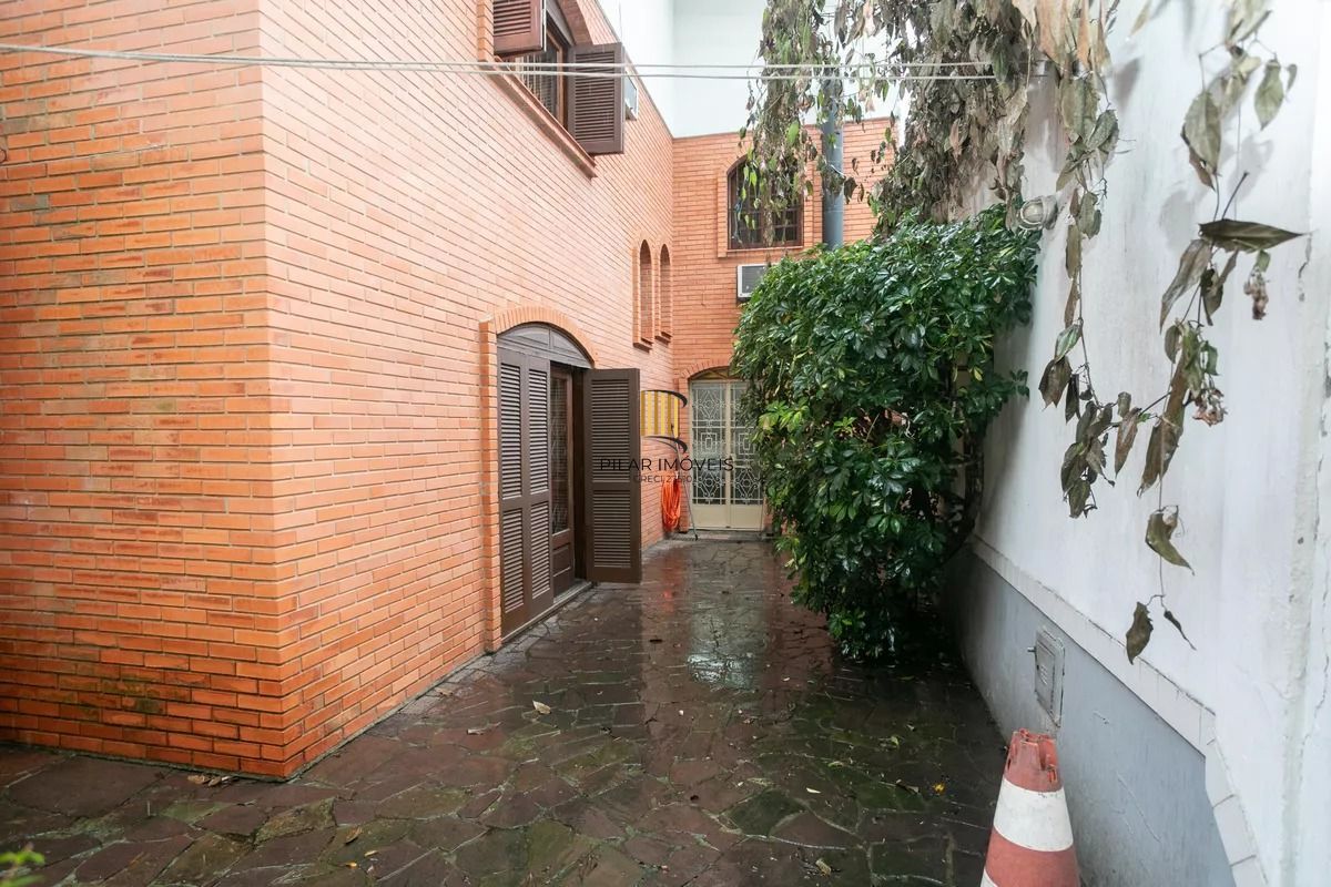 Casa à venda com 280m², 4 quartos e 2 vagas no bairro Auxiliadora