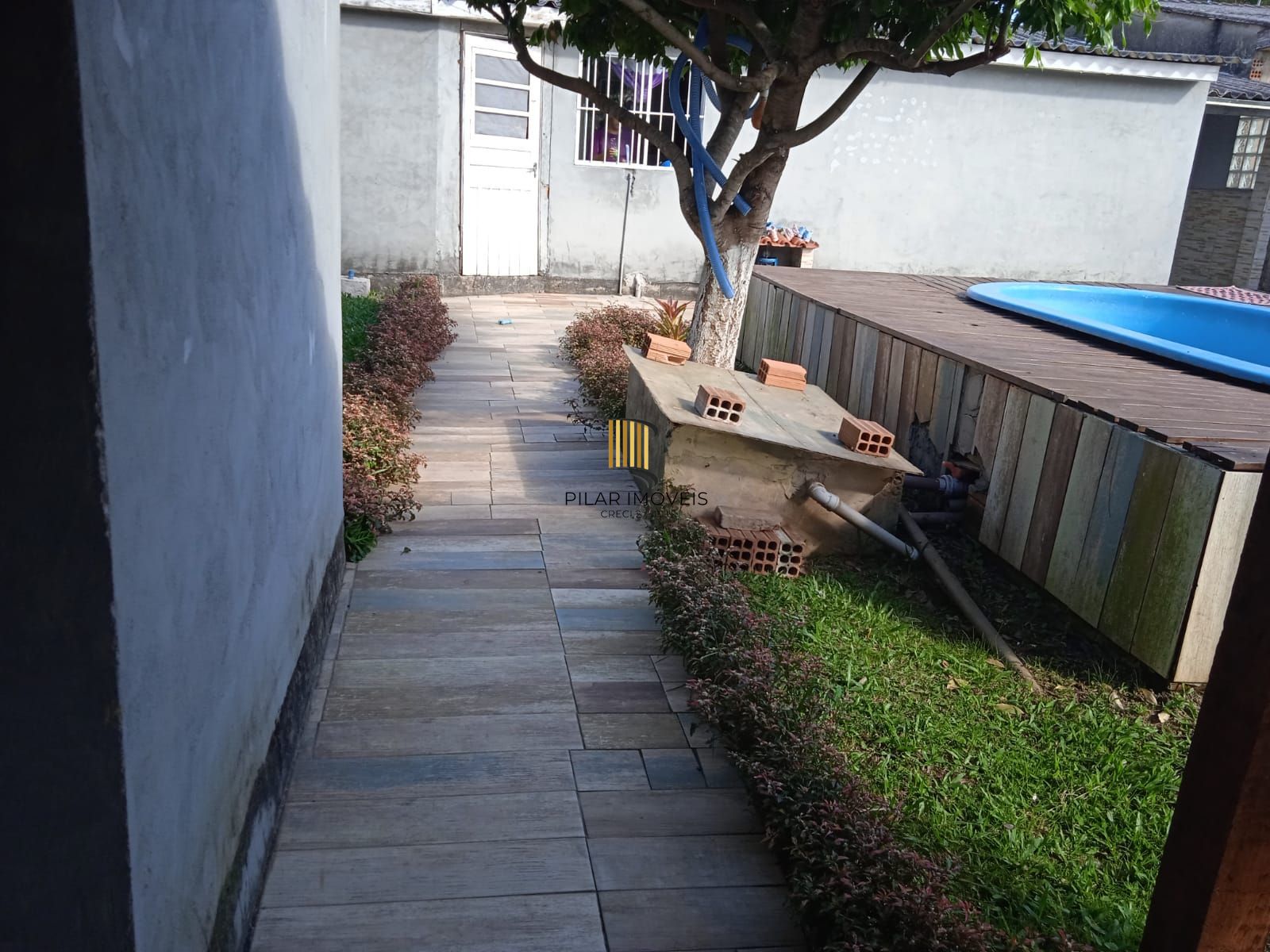 Casa com Piscina à Venda na Vila Elsa – 3 Dorms e Garagem Coberta