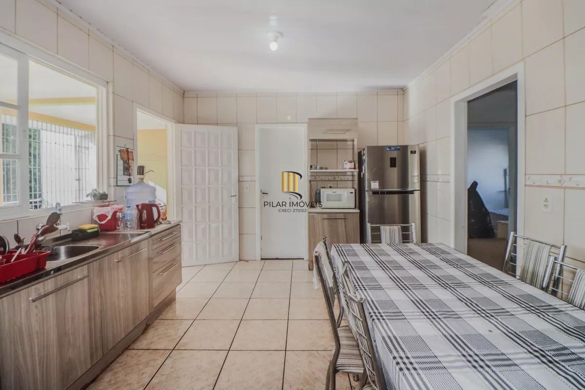 Casa e loja à venda com 300m², 3 quartos e 3 vagas no Rubem Berta