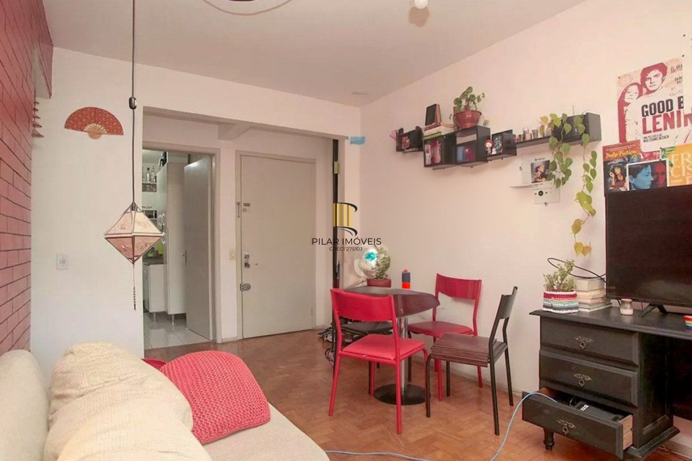 Apartamento semi mobiliado com 2 dormitórios na Sofia Veloso.
