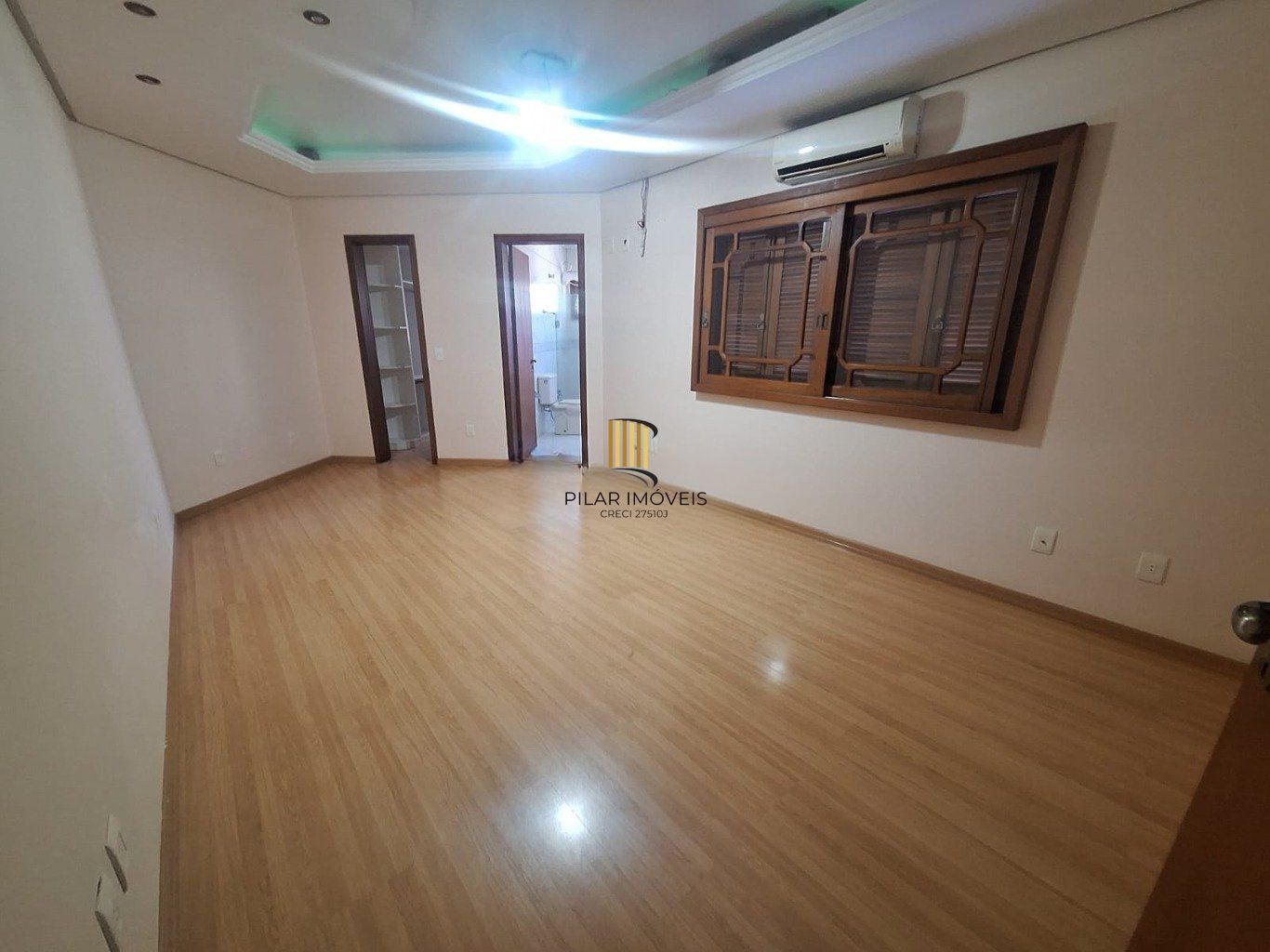 Casa 5 dormitórios, 1 suíte,  piscina e 2 vaga de garagem em Canoas.