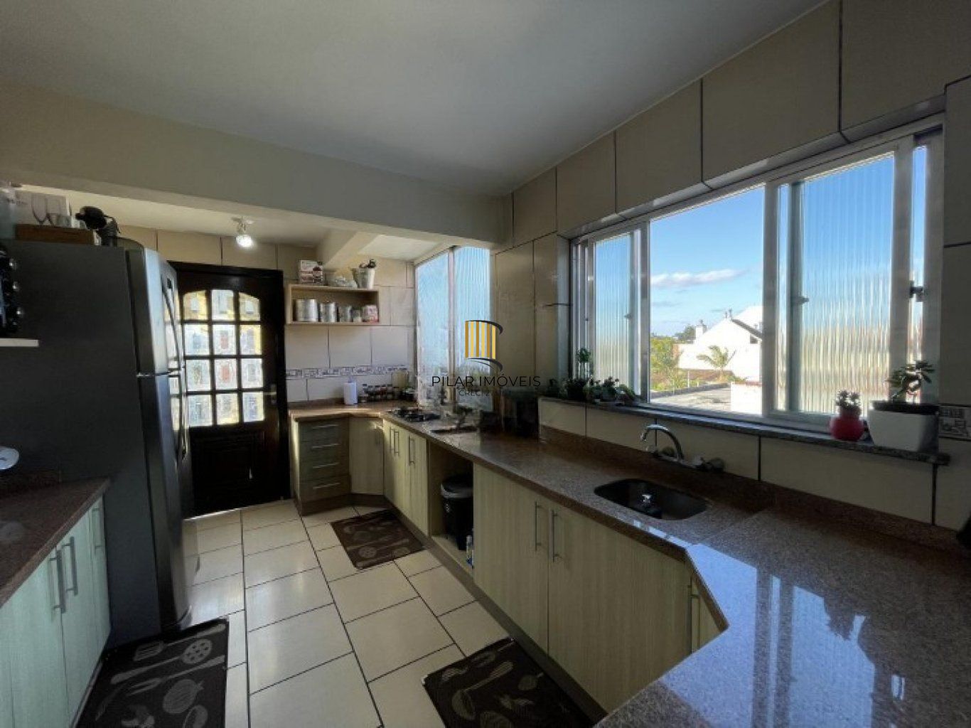 Casa geminada com 3 quartos, vaga de garagem e sacada no bairro Jardim Sabara