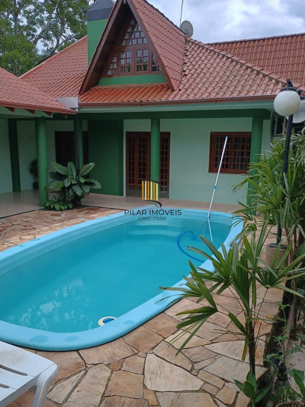 Casa semi mobiliada de 224m² com 3 quartos, 2 vagas de garagem em Canoas.