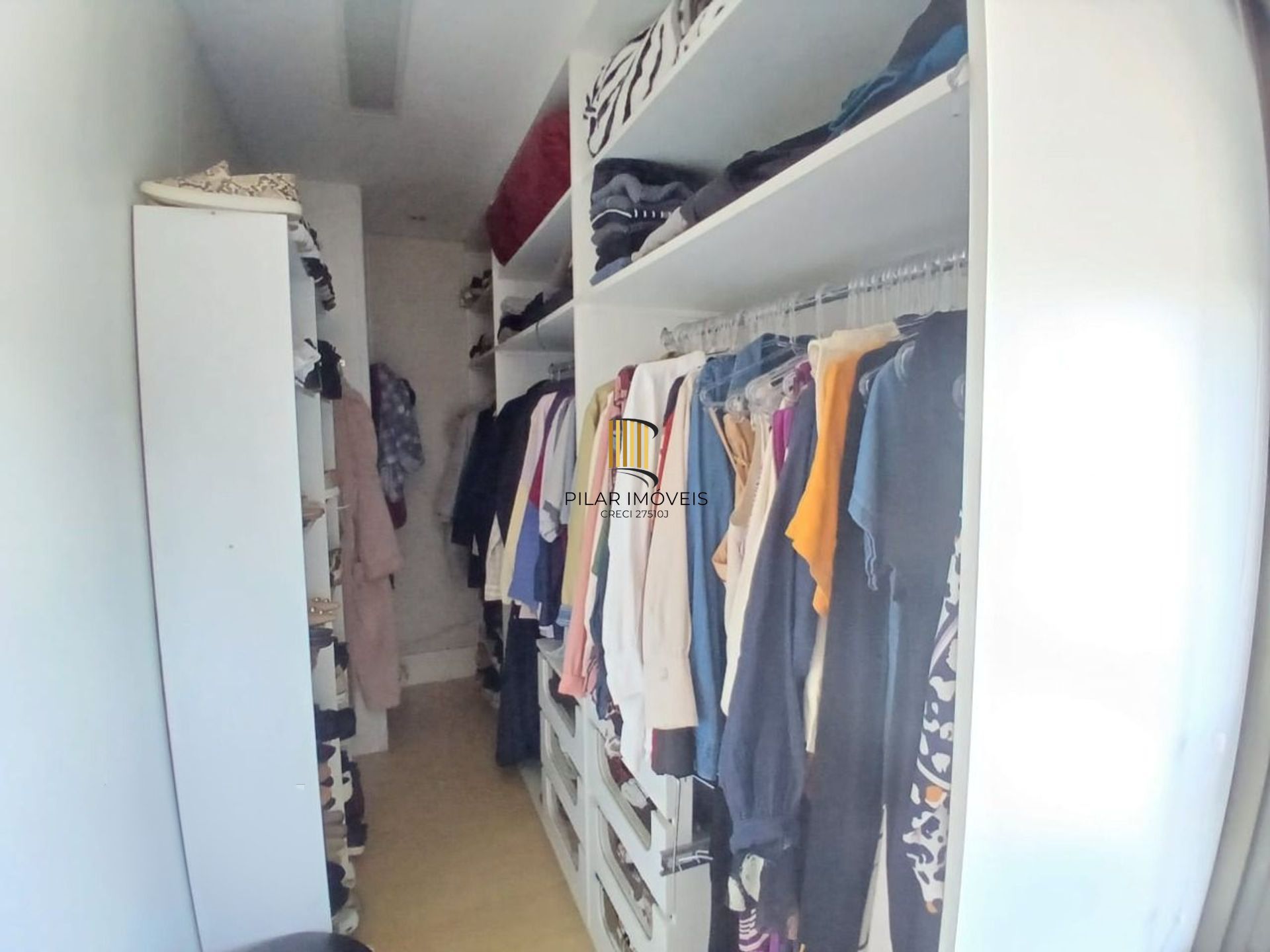 Cobertura com 4 quartos, 1 suíte, 4 vagas e elevador no bairro Igara Canoas.