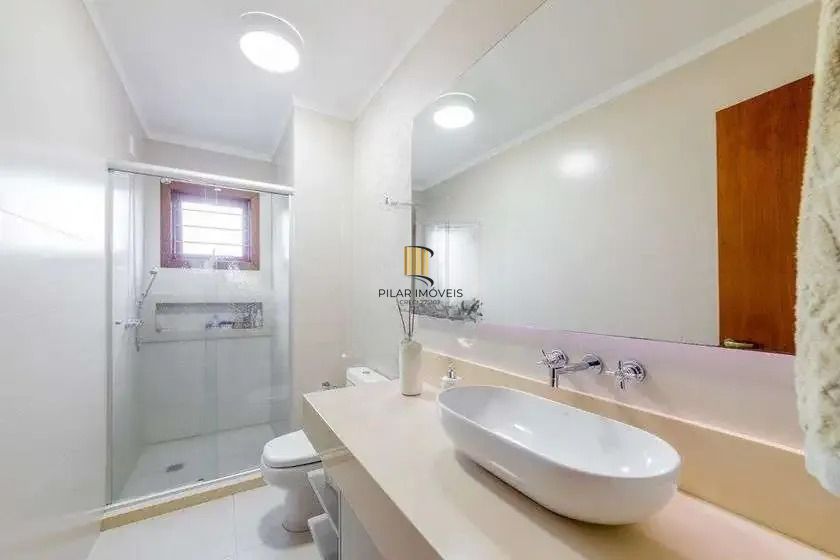 Casa em condominio, 3 domitórios, 1 suíte, lareira, churrasqueira e 2 vagas.