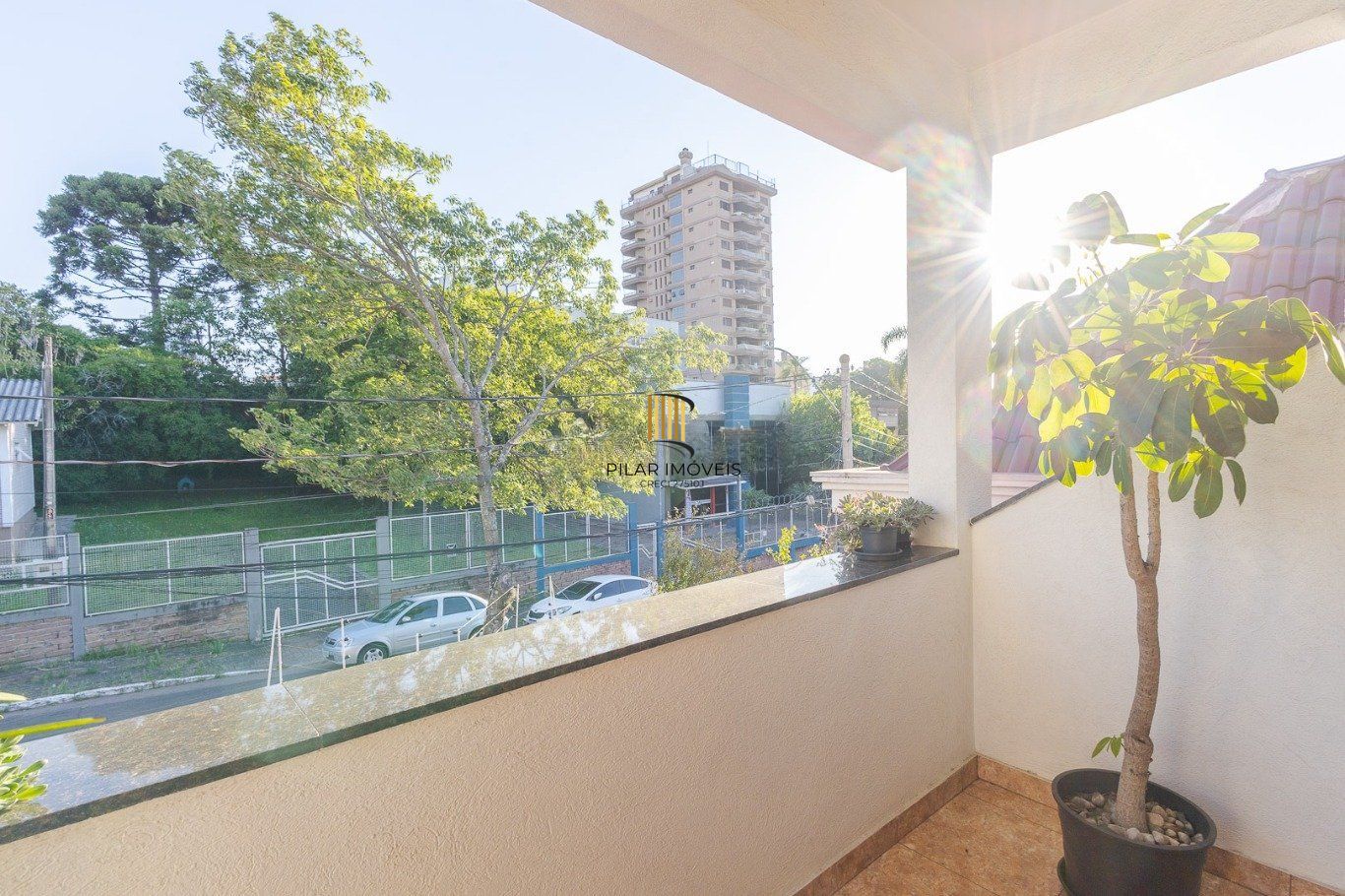 Casa de 297m² no centro de canoas, com 3 quartos, 1 suíte e 3 vagas de garagem.