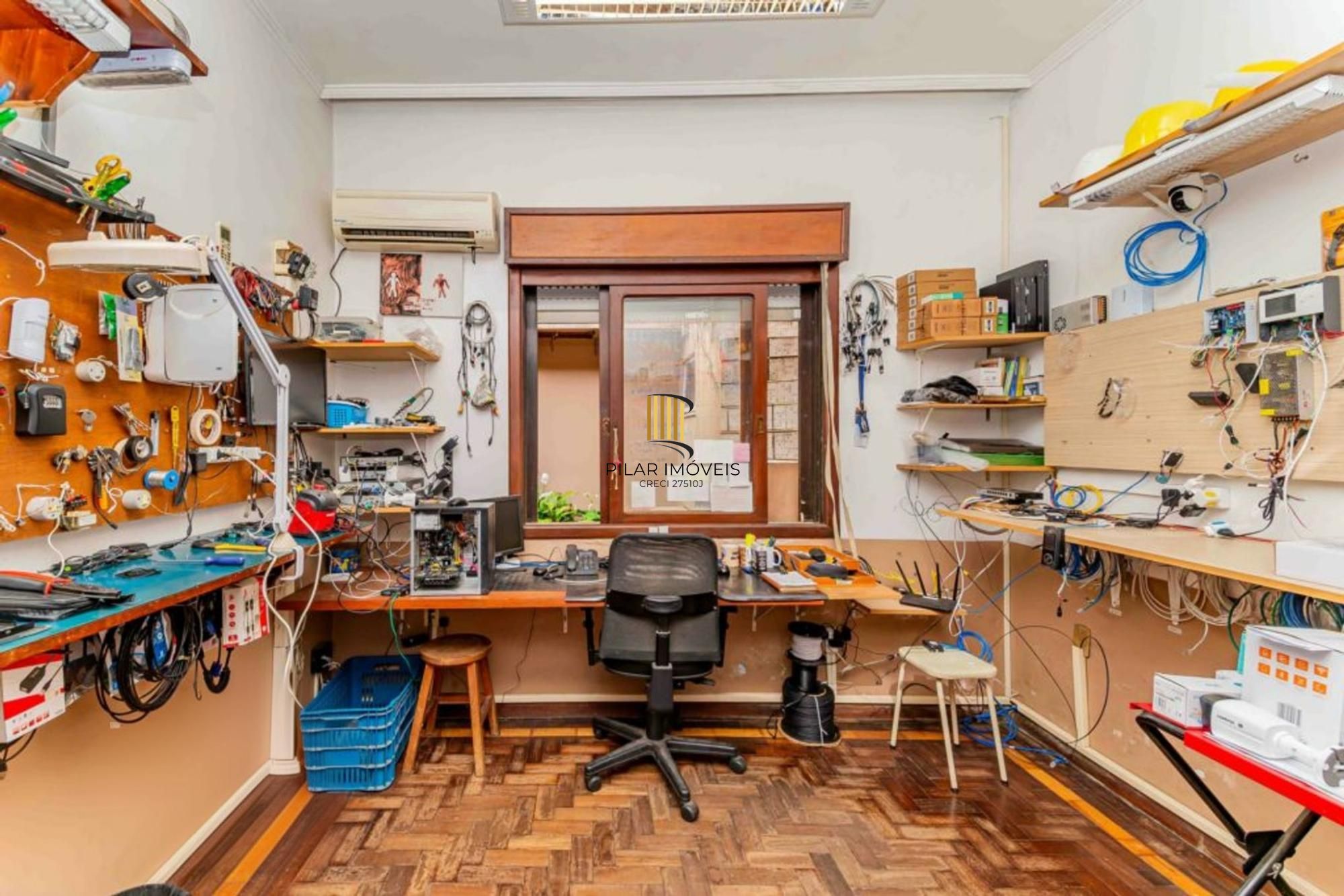 Casa de 3 quartos, churrasqueira, terraço, 2 vagas no bairro Glória.