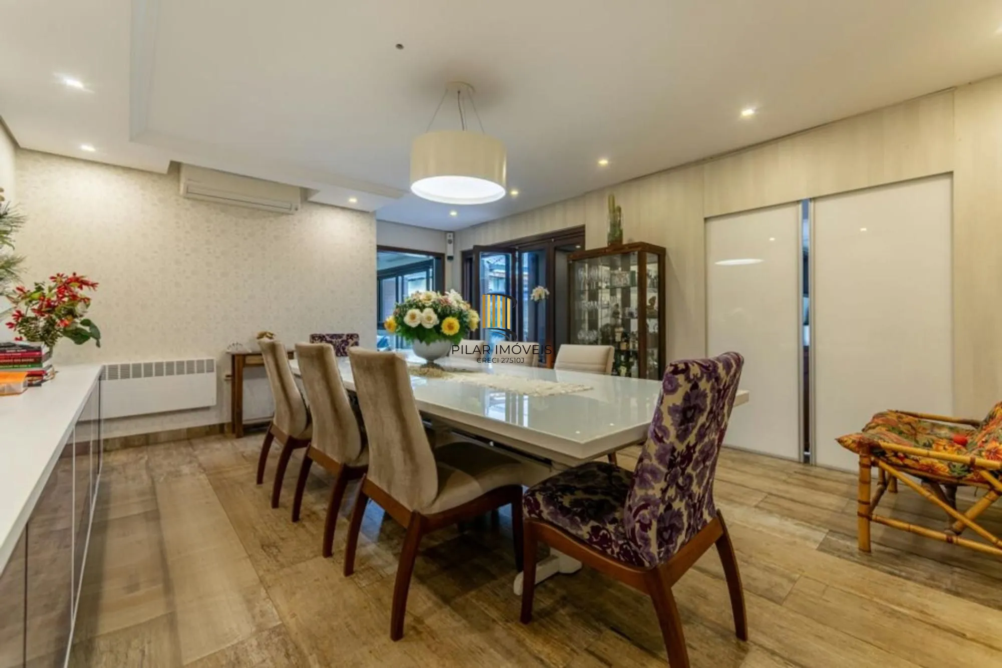 Casa com 4 quartos,1 Suite, 2 vagas e 450m² à venda em Sarandi.