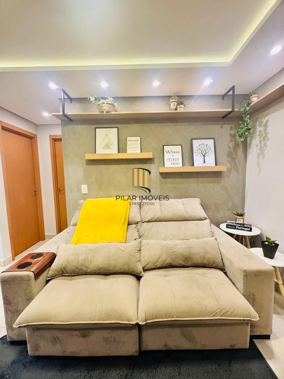 Apartamento de 2 dormitórios com 1 vaga no Bairro Morro Santana.